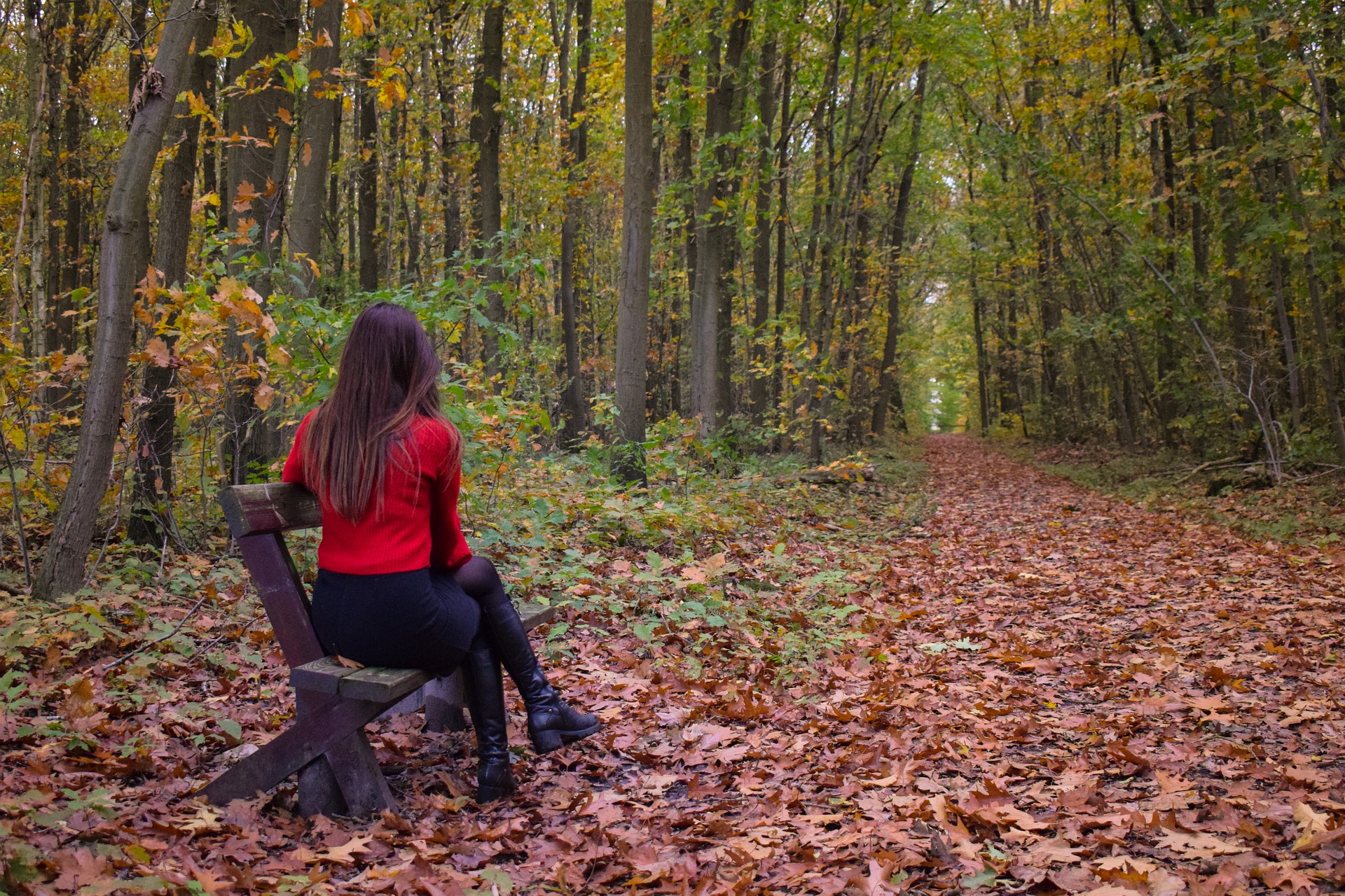femme assise forêt