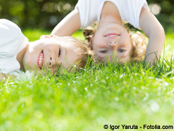 enfants jouent dans l'herbe